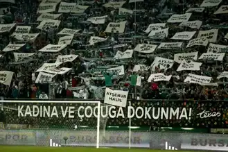 Bursaspor Taraftarlarından Kadın Cinayetlerine Tepki: Ödül Kazandı!