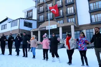 Hakkari'de Kayak Sezonu Başladı, Halaylar Çaldı!