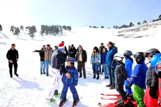 Kars'ta Çocuklar Kayak Öğreniyor