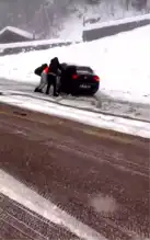 Kartepe'de Kar Yağışı: Araçlar Mahsur Kaldı!