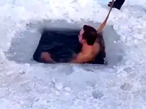Çıldır Gölü'nde Buzlu Su Çılgınlığı!