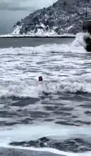 Cide'de Kar Yağışına Rağmen Denize Giren Kadın!
