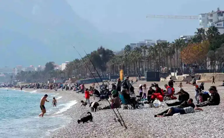 Antalyalılar Güneşli Havayı Kucakladı