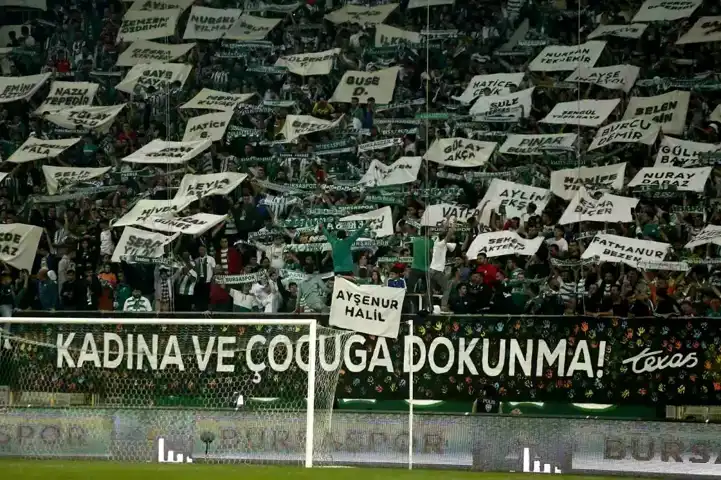 Bursaspor Taraftarlarından Kadın Cinayetlerine Tepki: Ödül Kazandı!