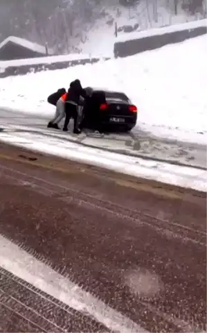 Kartepe'de Kar Yağışı: Araçlar Mahsur Kaldı!