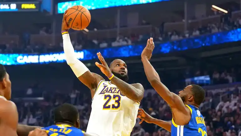 Lakers, Son Saniyede Warriors'ı Yendi!