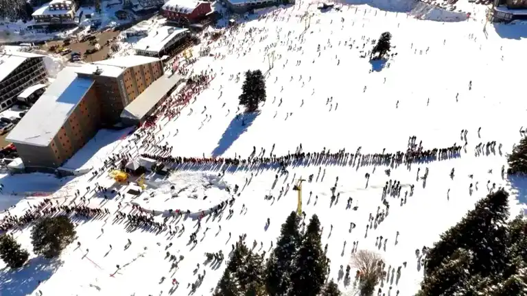 Uludağ'da Tatil Yoğunluğu: Teleferik Kuyrukları!